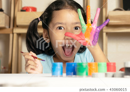 The little girl is showing painted color 43060015