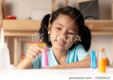 The little girl is testing color 43060023