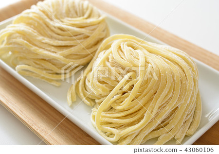 未加工的麵團扁麵條 43060106