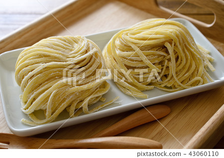 未加工的麵團扁麵條 43060110