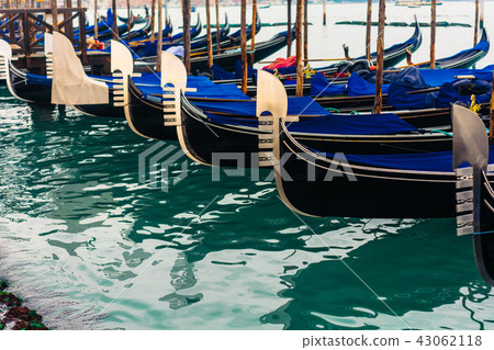 Rows of traditional wooden gondolas 43062118