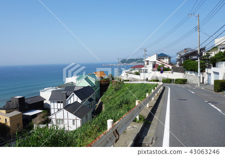 A hillside path in Shichirigahama offering a panoramic view of the beautiful Shonan sea and Enoshima Island. 43063246