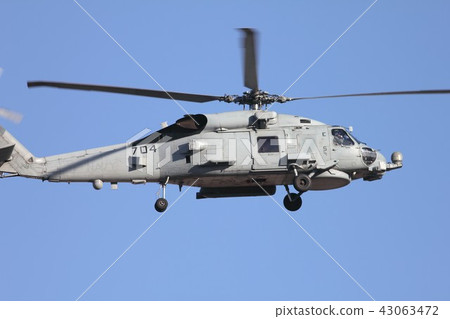 美國海軍航母飛行的天空晴朗的藍天MH-60 R海鷹反潛巡邏直升機 美國海軍航母飛行的天空晴朗的藍天MH-60 R海鷹反潛巡邏直升機 43063472