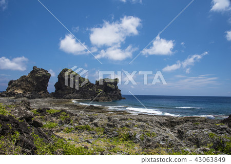 蘭嶼晴空下的雙獅岩 蘭嶼晴空下的雙獅岩 43063849