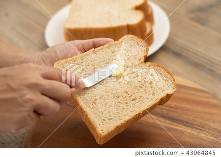 Put butter in whole breaded bread Put butter in whole breaded bread 43064845