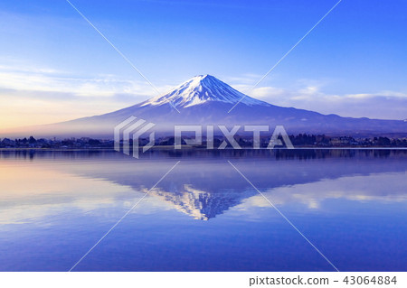 Fuji at dawn, at Kawaguchiko in Yamanashi Prefecture 43064884