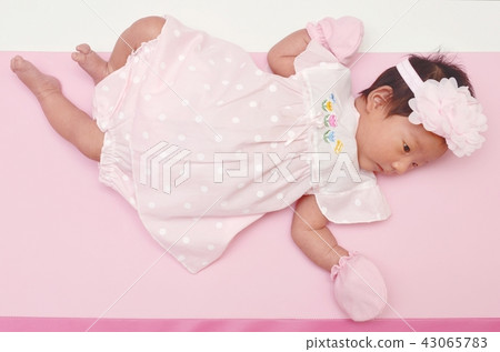 Little cute Asian girl baby lying on the floor 43065783