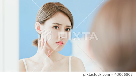 woman with acne problem 43066802