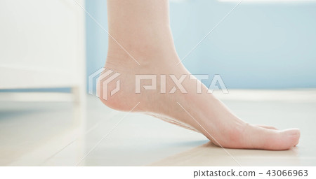 woman foot close up 43066963