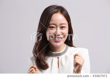 亞洲年輕的韓國女人,美麗的臉,微笑,微笑,純潔,漂亮,快樂,快樂,幸福,情人 亞洲年輕的韓國女人,美麗的臉,微笑,微笑,純潔,漂亮,快樂,快樂,幸福,情人 43067971