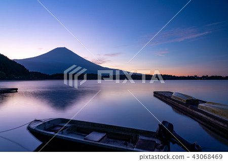 (Shizuoka) Dawn of Lake Tanuki · Mt. Fuji (Shizuoka) Dawn of Lake Tanuki · Mt. Fuji 43068469