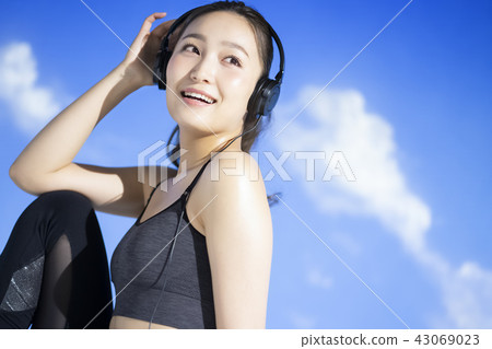 運動服女性肖像 43069023