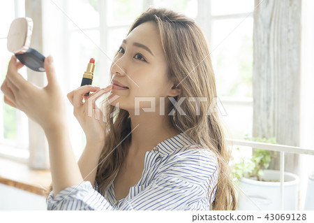 Make-up lifestyle female image 43069128