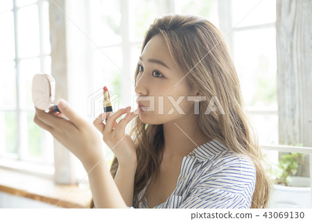 Make-up lifestyle female image 43069130