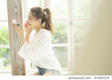 Make-up lifestyle female image Make-up lifestyle female image 43069324