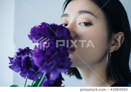 Flower living female portrait 43069995