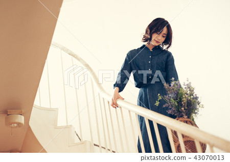 Flower living female portrait 43070013