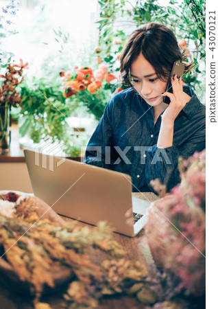 花店的一名婦女 花店的一名婦女 43070121