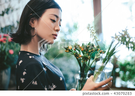 花店的一名婦女 43070283