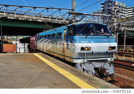 穿過金山站(EF 66型電力機車)的貨運列車 穿過金山站(EF 66型電力機車)的貨運列車 43070518