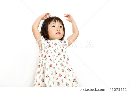 舉起雙手做一個圓圈OK圖像的小女孩 舉起雙手做一個圓圈OK圖像的小女孩 43073551