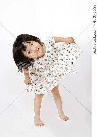 鳥瞰一位散佈裙子和手錶的年輕女孩 鳥瞰一位散佈裙子和手錶的年輕女孩 43073558