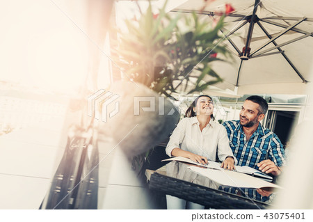 Cheerful bearded man making beautiful young lady laugh 43075401
