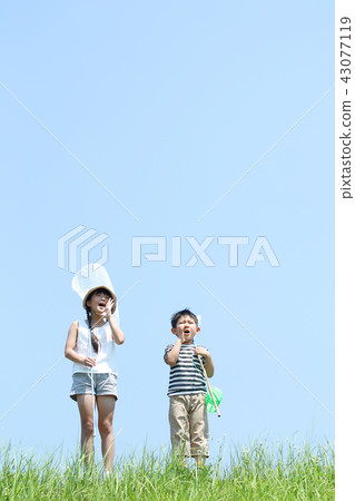 Siblings capturing insects 43077119