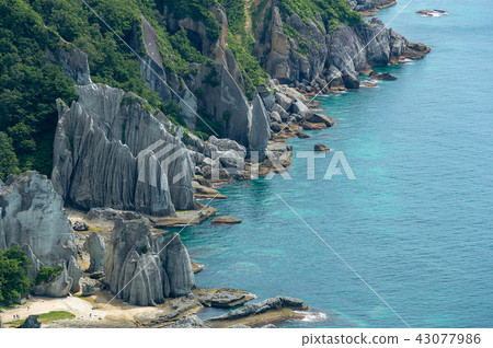 [Saimura, Shimokita Peninsula, Aomori Prefecture] Hotokegaura is a landscape of gorgeous paradise with a variety of large and small strange rocks made by green tuff. 43077986