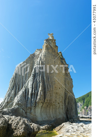 [Saimura, Shimokita Peninsula, Aomori Prefecture] Hotokegaura is a landscape of gorgeous paradise with a variety of large and small strange rocks made by green tuff. 43077991