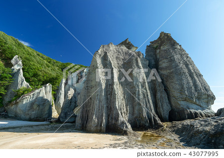 [Saimura, Shimokita Peninsula, Aomori Prefecture] Tenryuiwa: Hotokegaura is a landscape of paradise pure paradise with a variety of large and small strange rocks made by green tuff 43077995