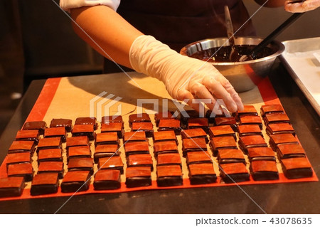 Making to sweet chocolate Making to sweet chocolate 43078635