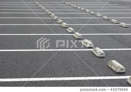 Outdoor parking lot 43079940