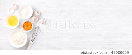 Ingredients for baking sponge cake. 43080099