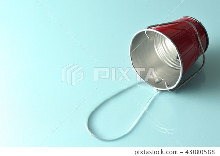 桶被翻過來,水溢出。 桶被翻過來,水溢出。 43080588