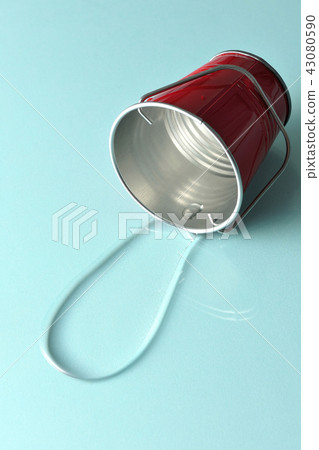 The bucket was turned over and water spilled. 43080590