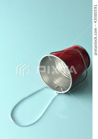 The bucket was turned over and water spilled. The bucket was turned over and water spilled. 43080591
