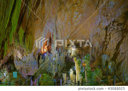 [Furen Limestone Cave] (High-resolution version) Ozu Prefecture Usuki City Nozu Town 43088025