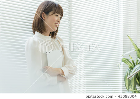 站在窗邊的女人 43088304