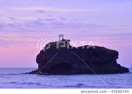 Hakuba coastal sunset scenery Gyuginojima (Tottori prefecture Tottori city white rabbit) Hakuba coastal sunset scenery Gyuginojima (Tottori prefecture Tottori city white rabbit) 43088384