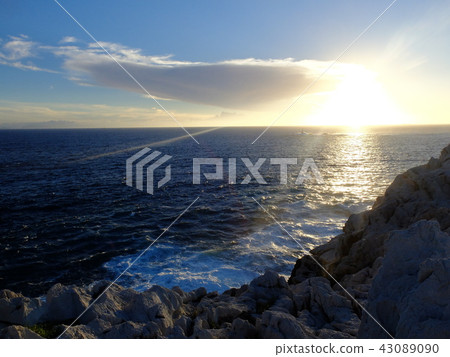 夕陽在海中和波浪中設置 43089090