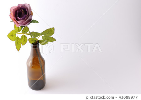 玫瑰用啤酒和空瓶 43089977