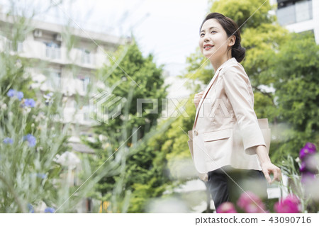 戶外的女商人 43090716