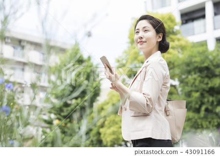 Business woman outdoors 43091166