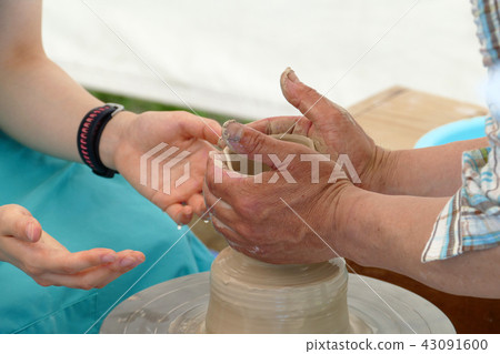 Men and women turning round-table 43091600