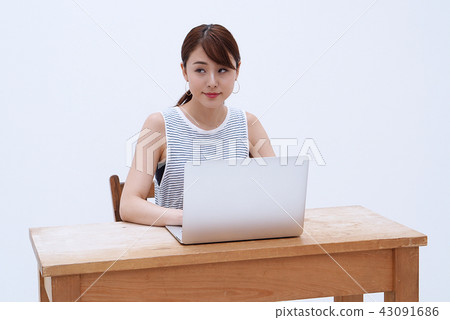 A woman who plays the Internet on a personal computer A woman who plays the Internet on a personal computer 43091686