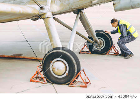 airport worker support 43094470