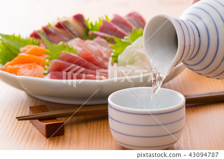 Japanese sake and sushi 43094787