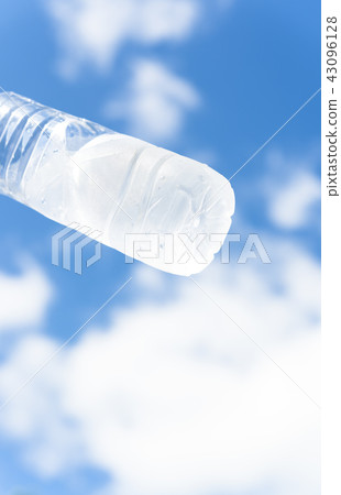 藍天和水在塑料瓶 藍天和水在塑料瓶 43096128