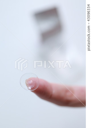 戴隱形眼鏡的女性手指 戴隱形眼鏡的女性手指 43096334